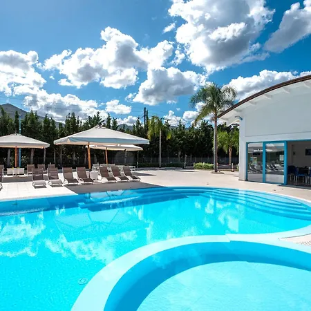 Apartmanhotel Icaro With A Beautiful Pool