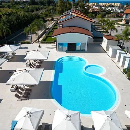 Icaro With A Beautiful Pool 圣亚加塔·迪·米利特