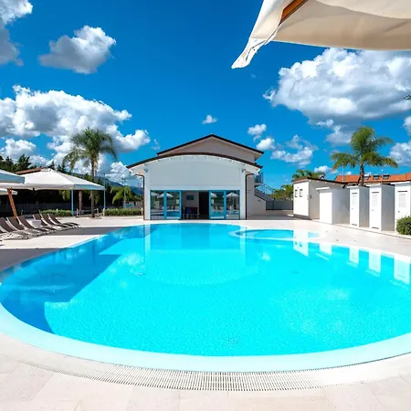 Icaro With A Beautiful Pool 公寓式酒店 4*