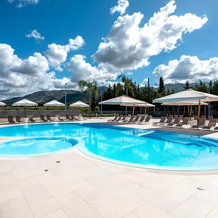 Icaro With A Beautiful Pool 圣亚加塔·迪·米利特