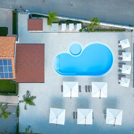 Icaro With A Beautiful Pool 公寓式酒店 4*