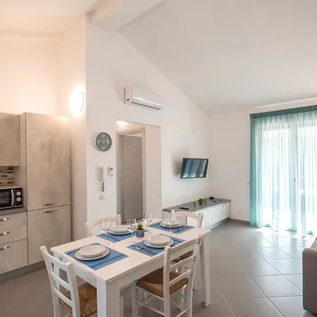 Icaro With A Beautiful Pool 公寓式酒店 4*